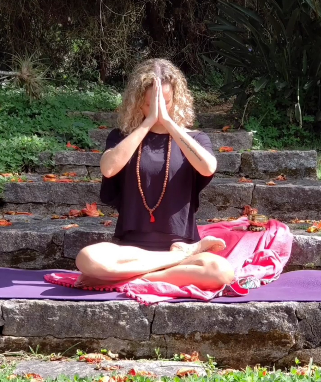 Marcela praticando yoga